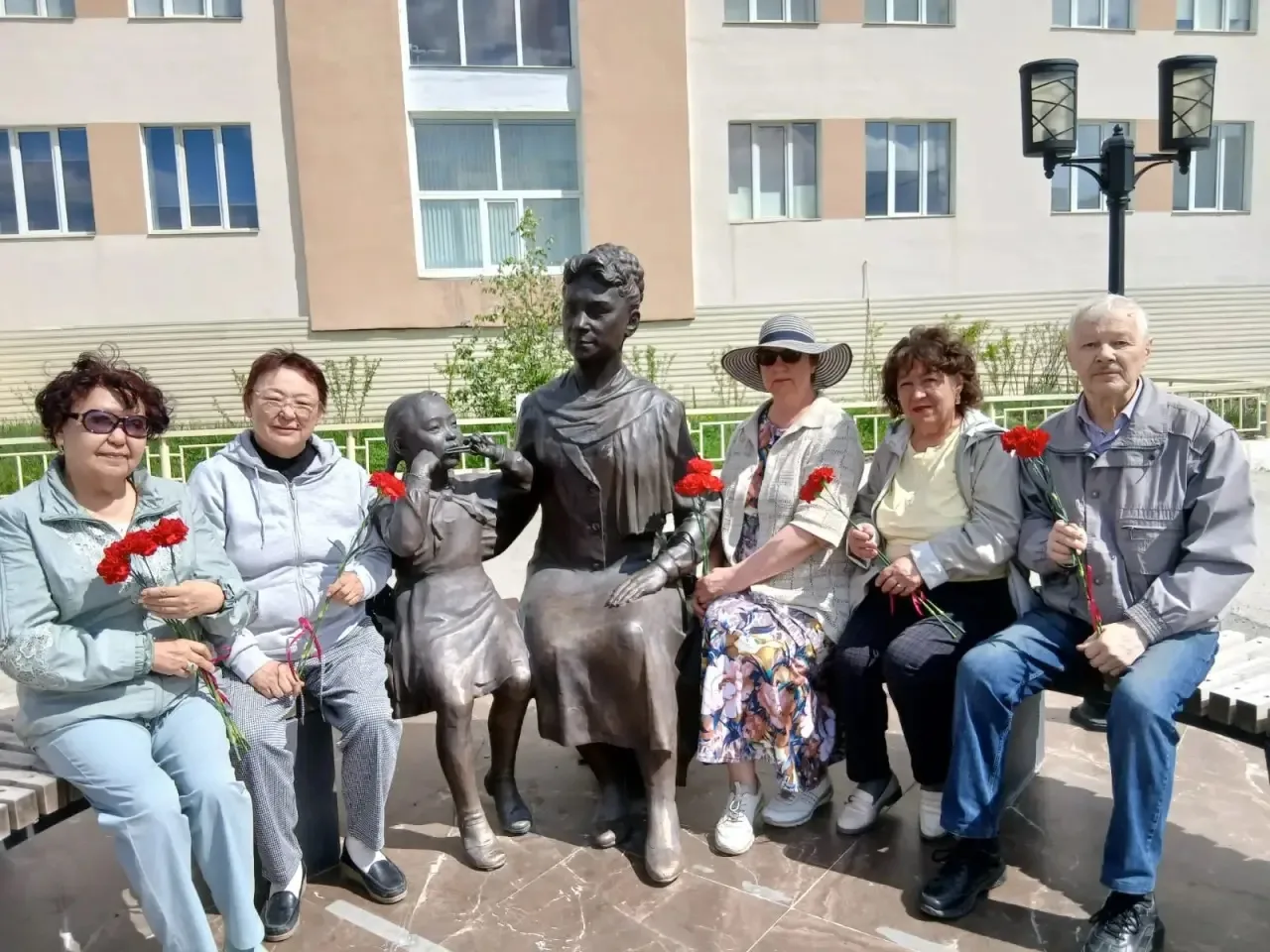 Сегодня, ветераны Дворца детского творчества и дочь легендарного педагога Фатии Иннокентьевны Авдеев