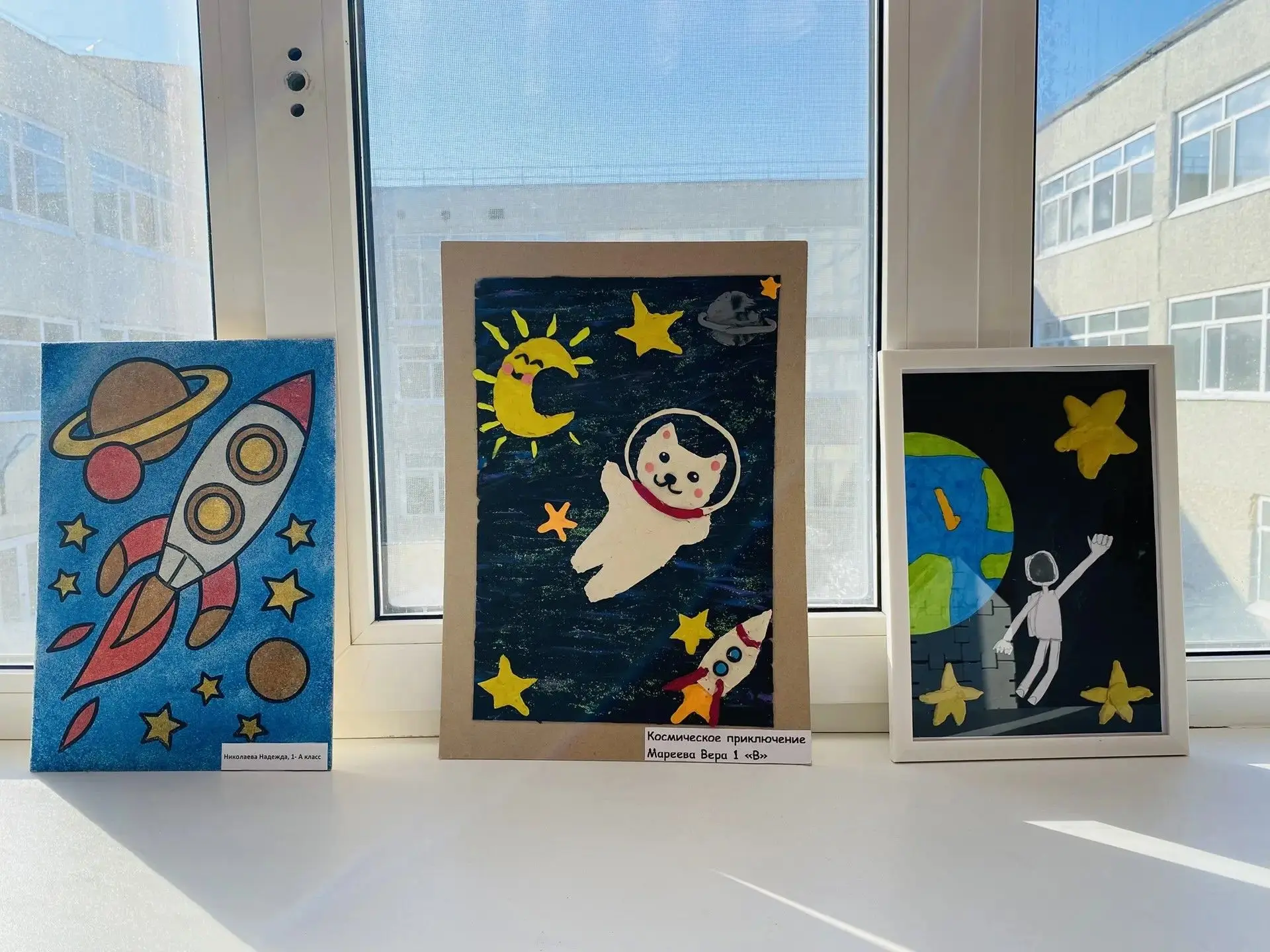 🚀 В нашей гимназии — космическая выставка рисунков и поделок! 🌌 🎨 Ученики представили свои работы: о