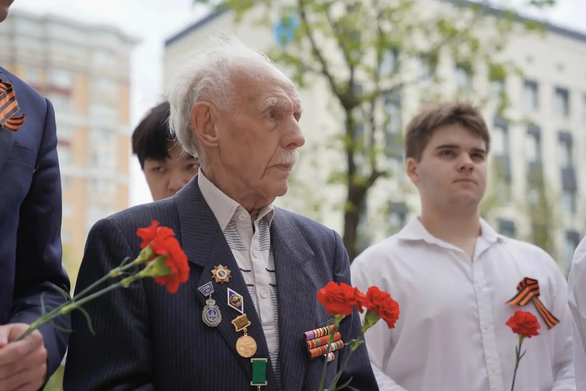🌺 Патриотическая акция «Красные гвоздики»  Сегодня у Мемориальной доски, хранящей память о событиях 