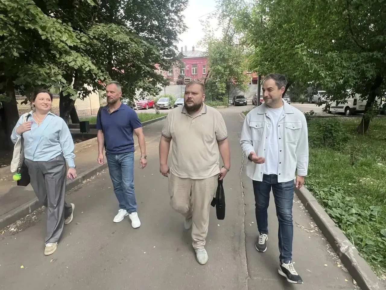 Шлагбаум не тронут, а вот завершения обустройства обновленных пешеходных тротуаров и пр...