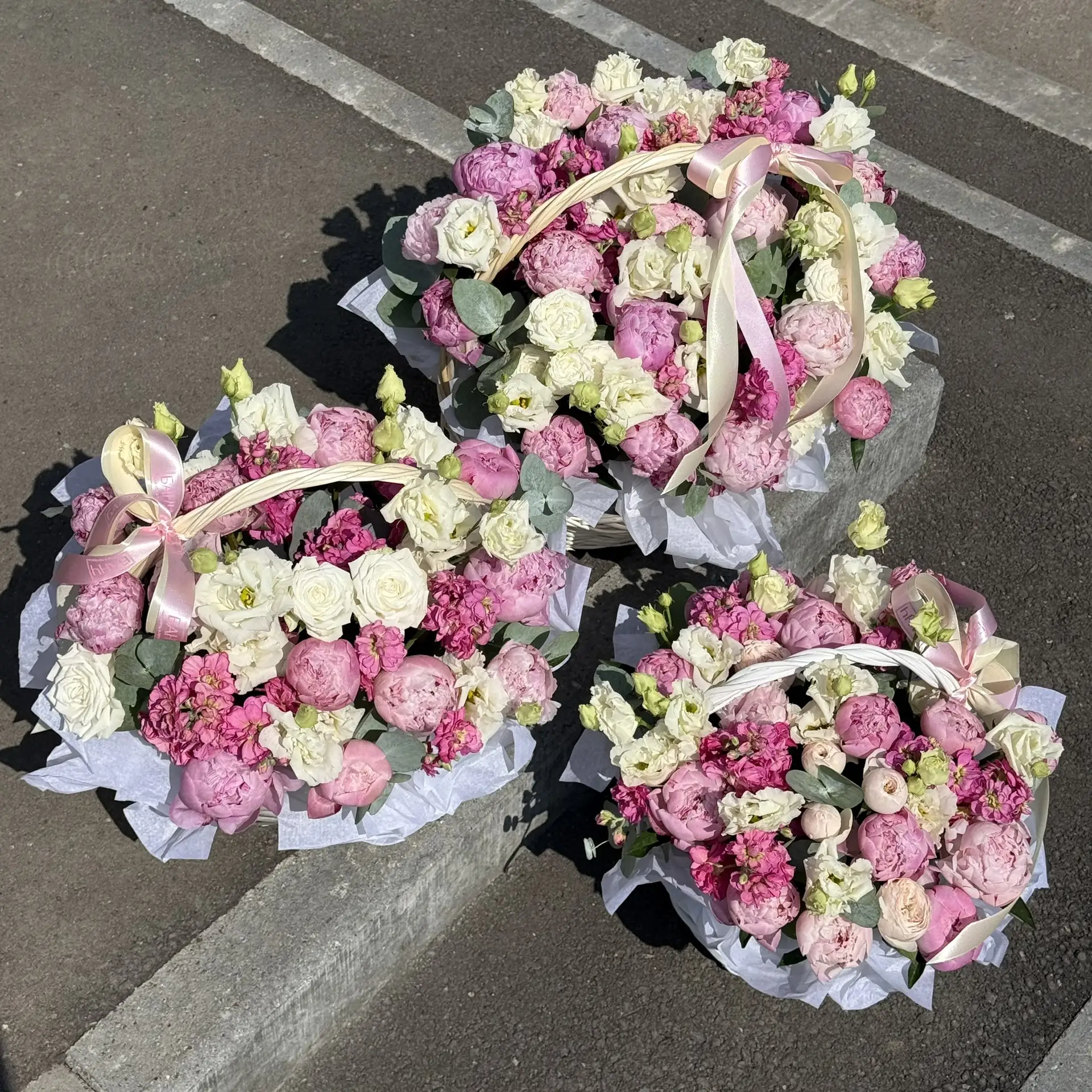 Нежные цветочные корзины, в которые невозможно не влюбиться.

Пышные пионы, кустовые розы, эустома и