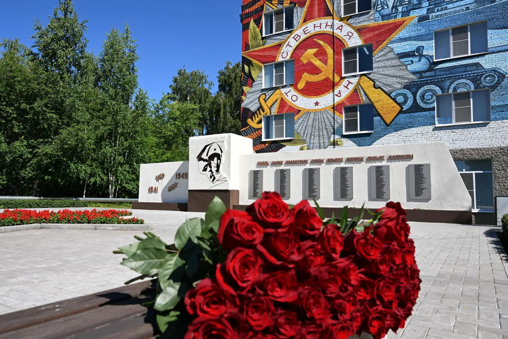 🏭🌺 Рустам Минниханов возложил цветы к мемориалу работников Казанского порохового завода
