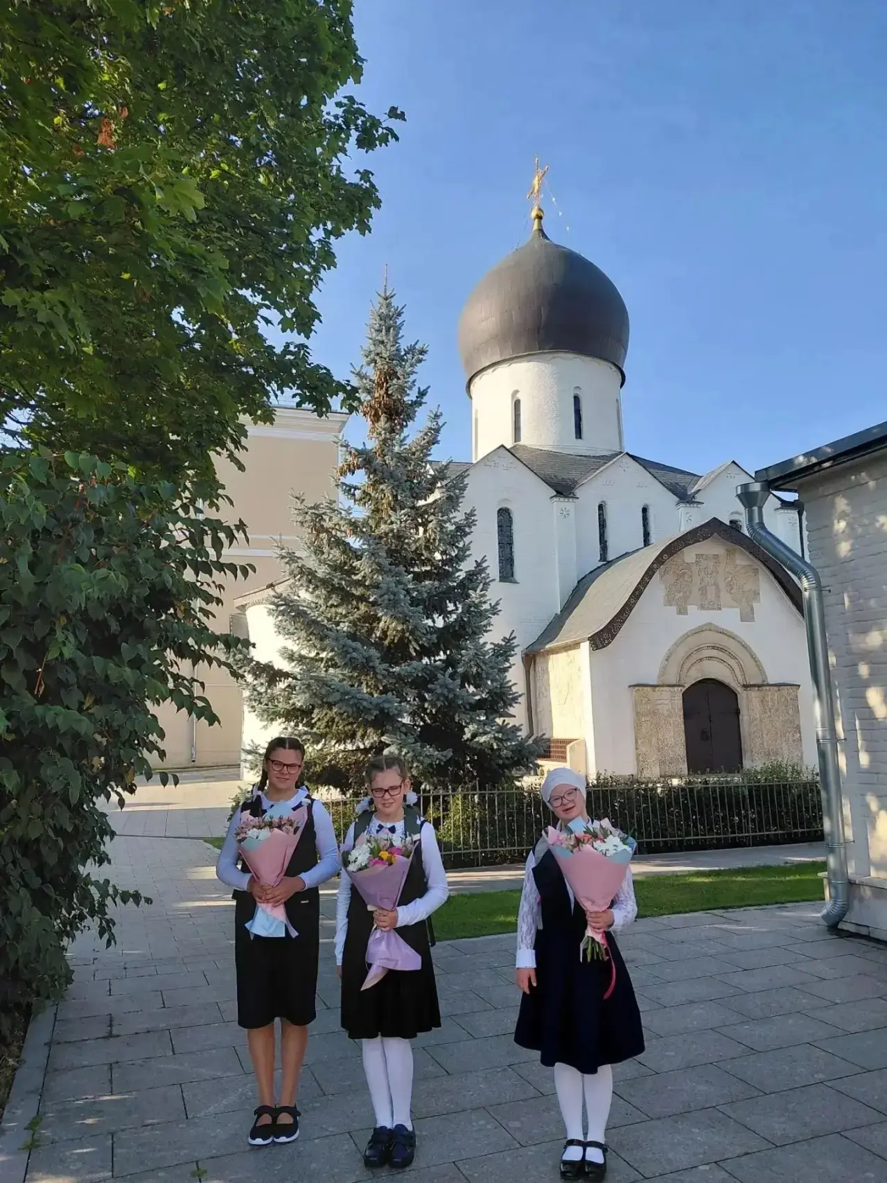 С 1 сентября! Девочки из нашего Елизаветинского детского дома отправились в школу. Они ...