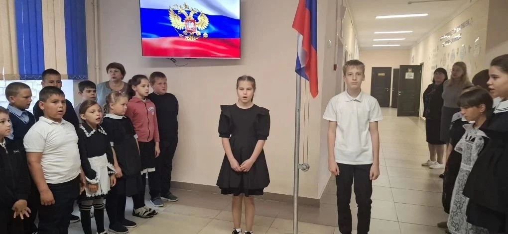 Понедельник в нашей школе начался традиционно — с торжественного поднятия флага и испол...