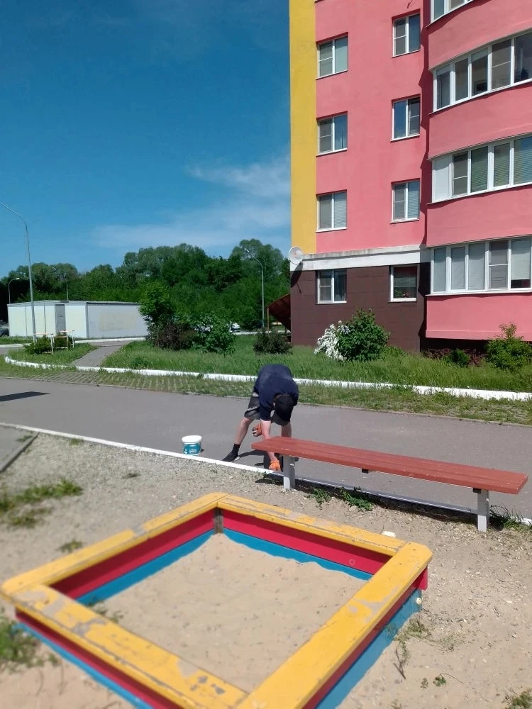 Покраска бордюров на ул. Антонова 5Е 👍