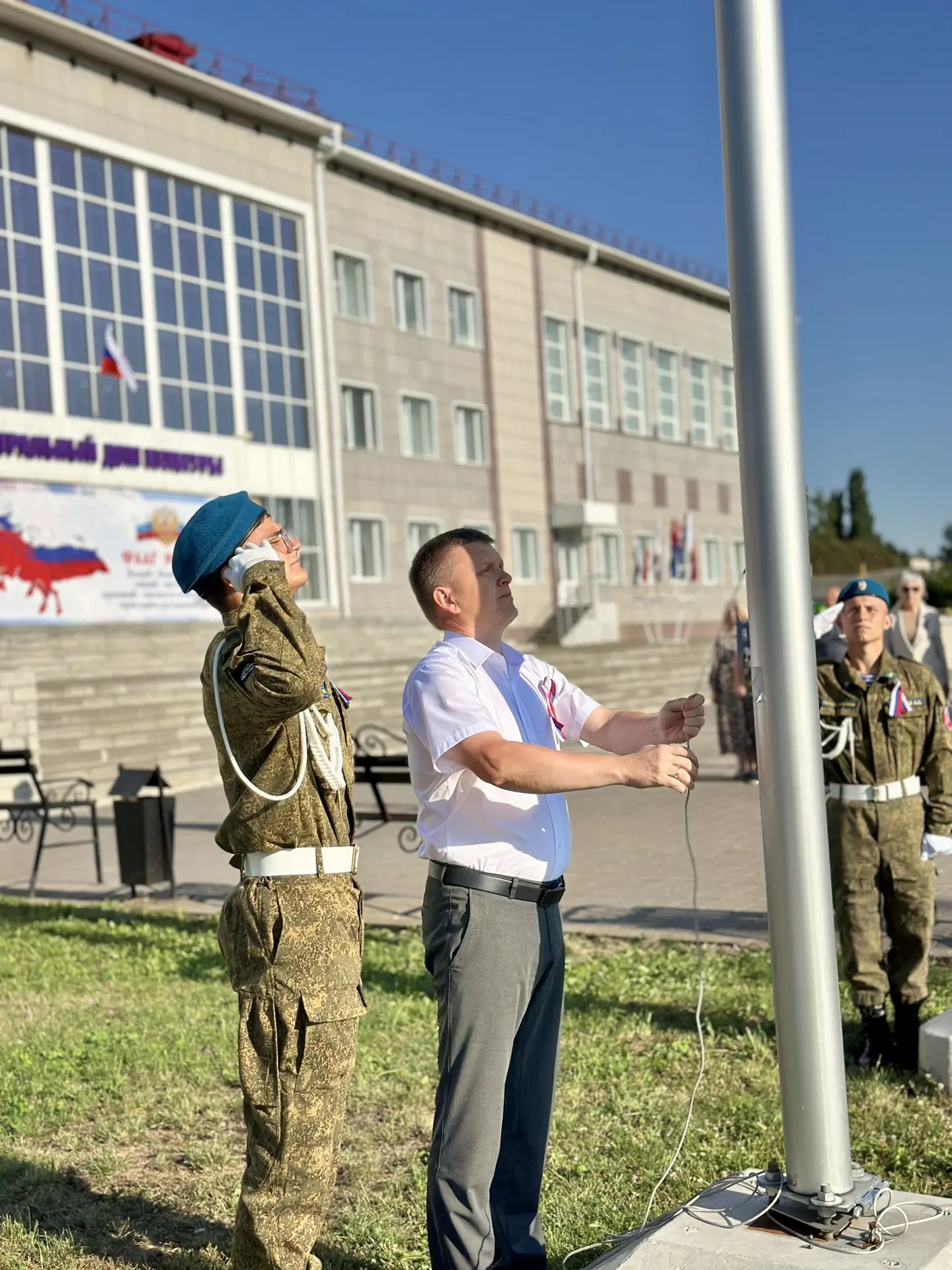 🇷🇺 В преддверии Дня государственного флага России на площади Ленина провели торжестве...