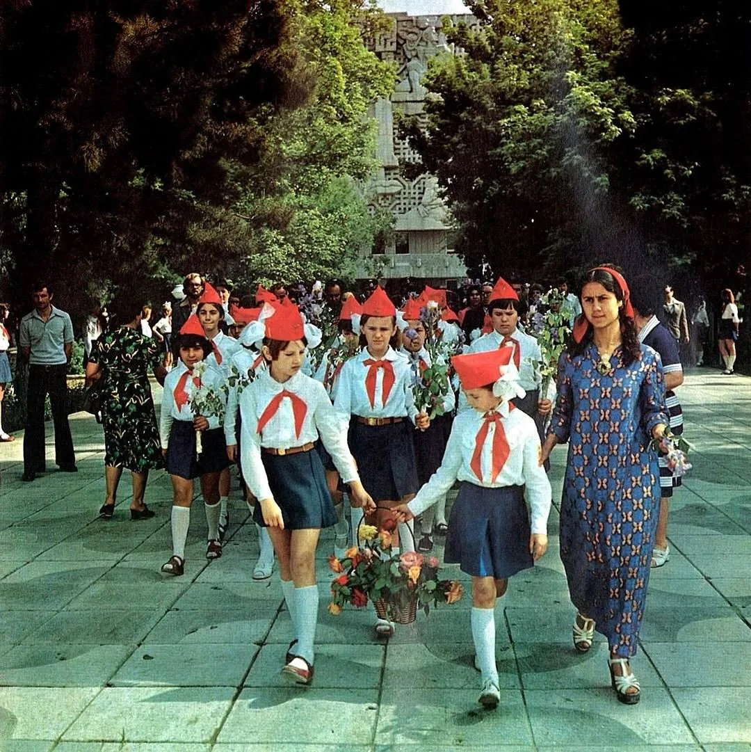 Возложение цветов к памятнику В.И. Ленина, Ашхабад, Туркменская ССР, 1982 год.