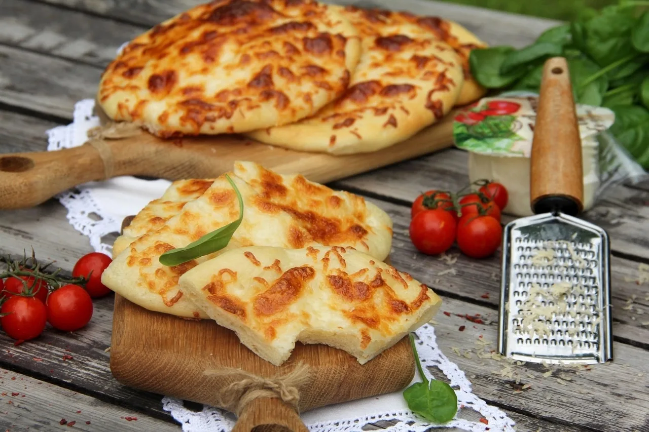 Лепёшки с сыром и чесноком из дрожжевого теста в духовке