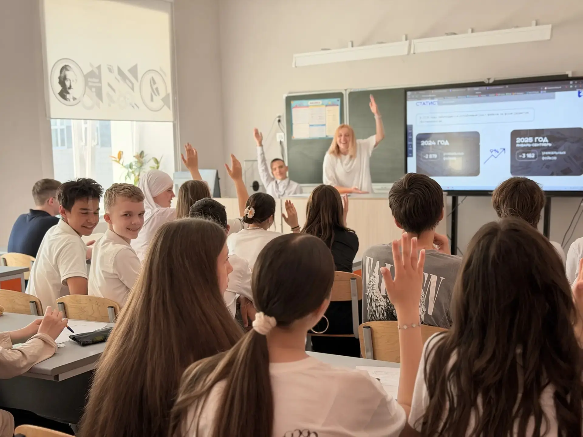 📢 Лекция по медиаграмотности: как не попасться на фейки и дипфейки  Сегодня для учеников 8-х классов