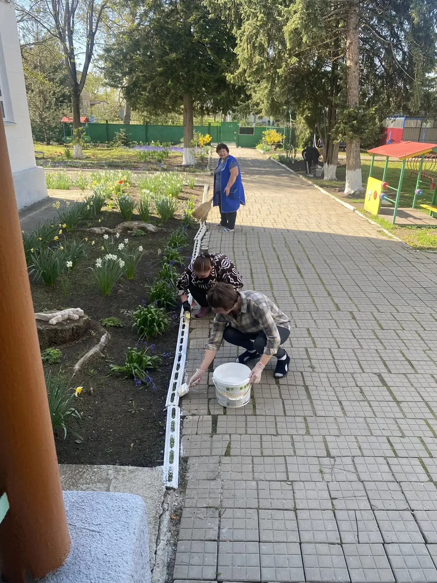 🧹 Сотрудники МБДОУ д/с №12 вновь вышли на субботник! 🧹