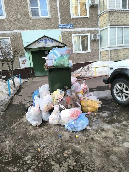 Объясните пожалуйста, почему службы хотят только собирать денег с жителей а услуги по Ж...