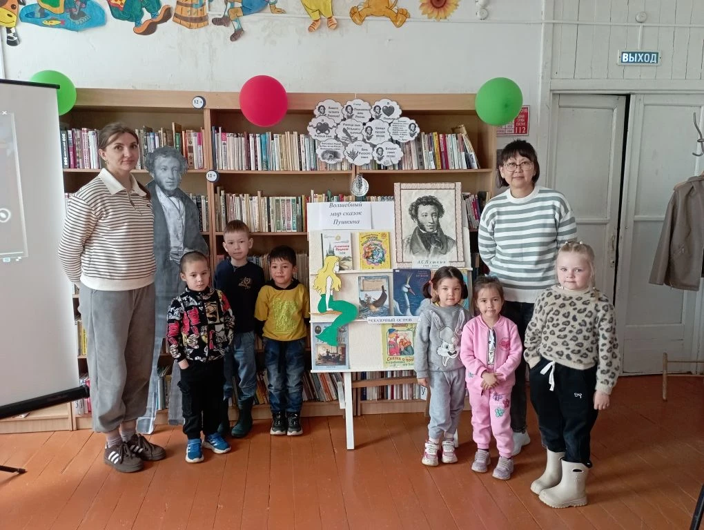 Ребята из детского сада «Тополек» ходили в гости в библиотеку. Там детям рассказывали о великом поэт