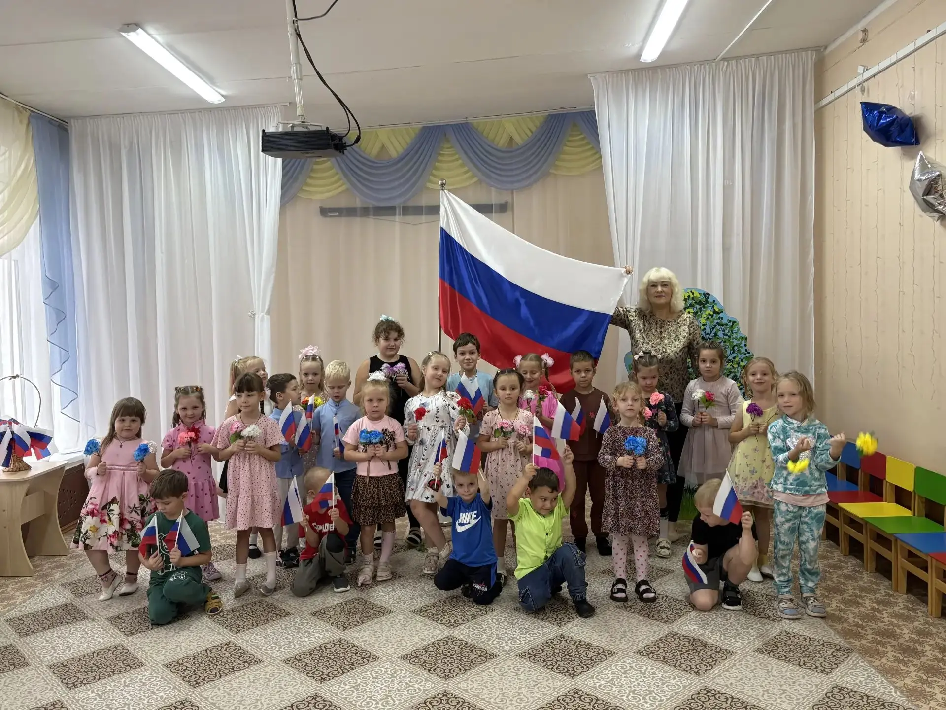 Вчера в нашем детском саду прошёл праздник -  День Флага России. Ребята  отправились в ...