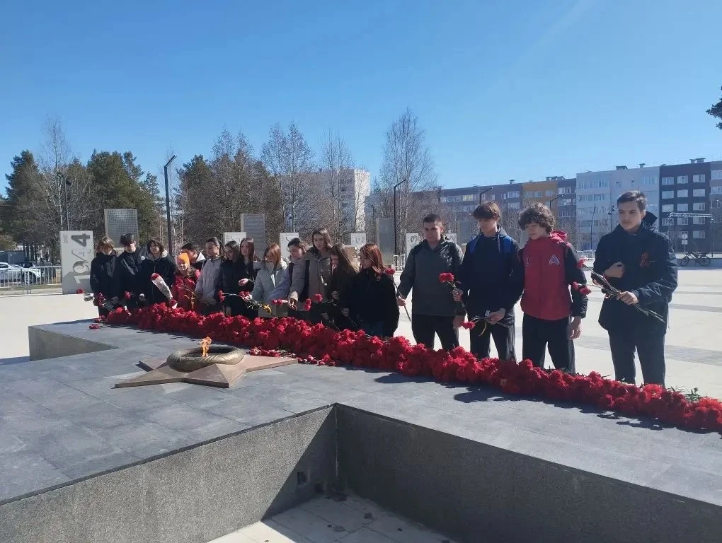 Помним. Гордимся. Благодарим.  В преддверии 9 Мая наши классные коллективы собрались у Вечного огня.