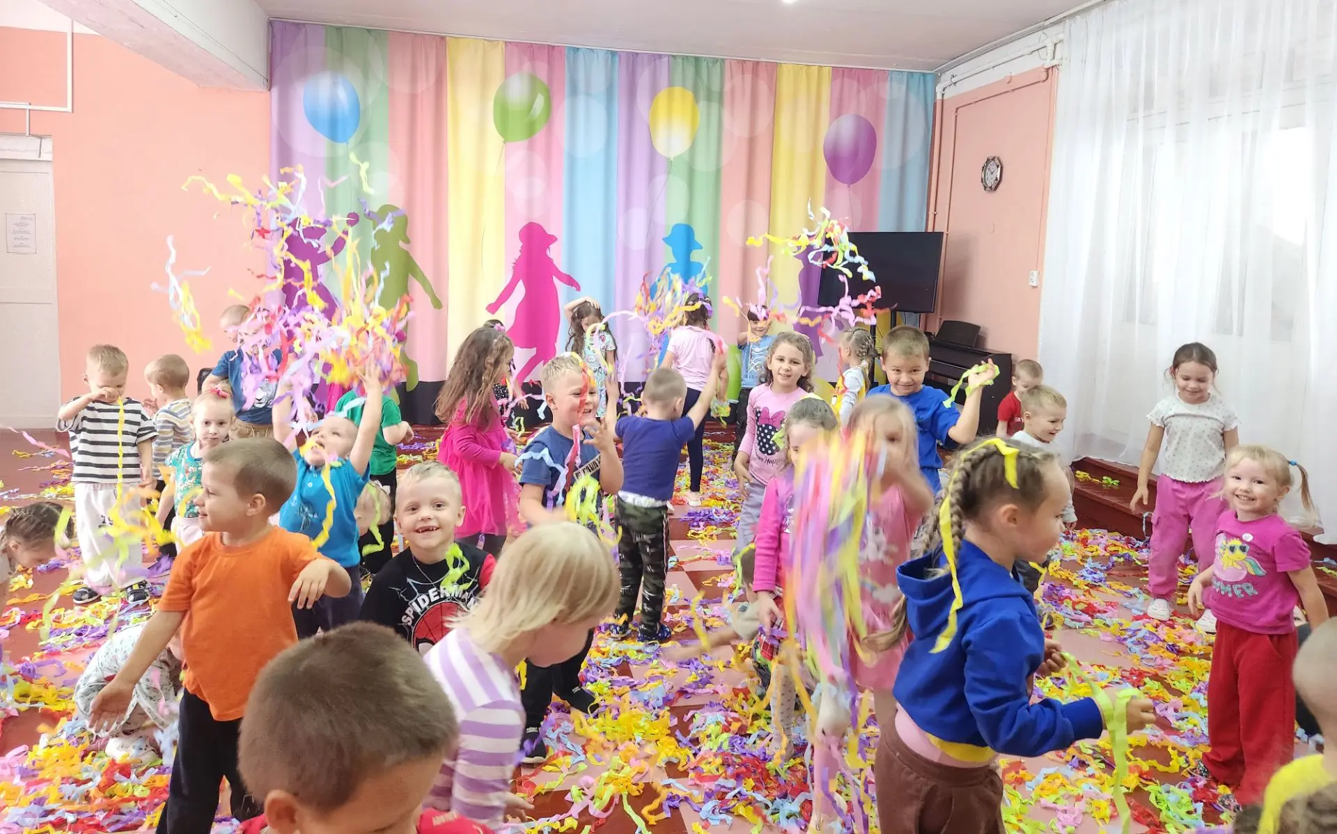 На улице  сегодня  пасмурно,  дождливо, холодно,  бррр...а у нас в саду тепло, весело и...