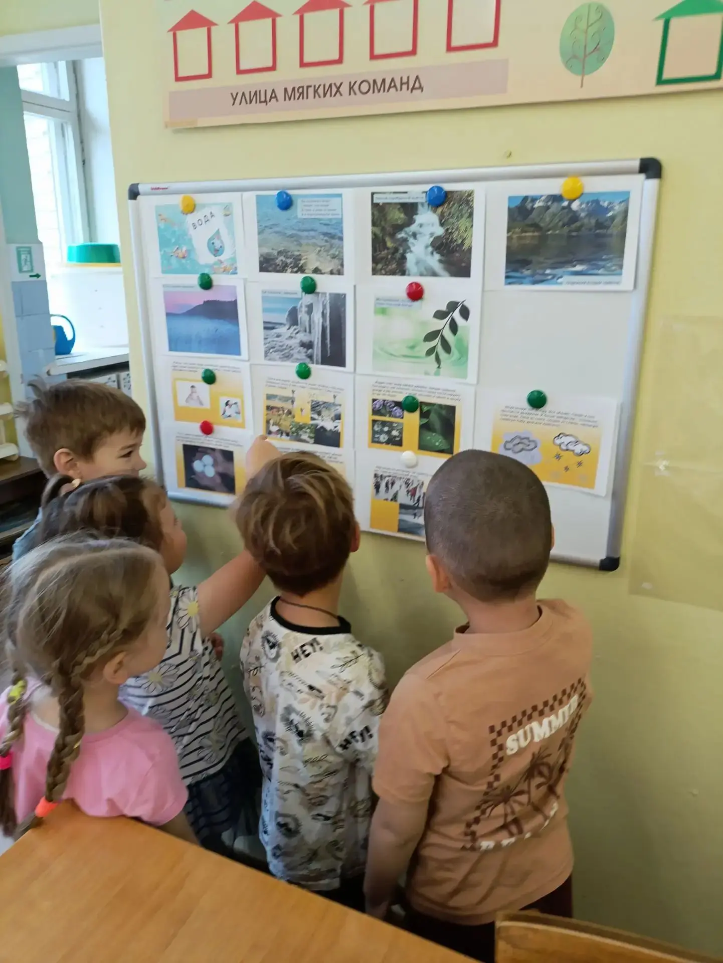 Вы слыхали о воде? Говорят, она везде! В луже, в море, в океане И в водопроводном кране...