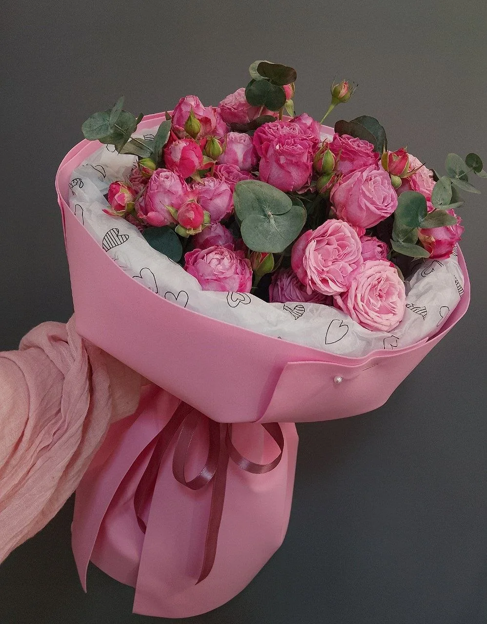 Стильный и компактный букет из кустовых роз 🌸