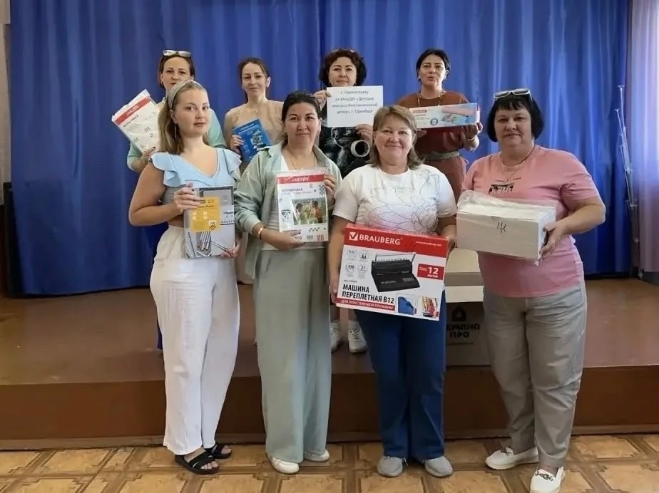 💌 С любовью из Оренбурга: школа в Перевальске получила творческие материалы 🎨✨