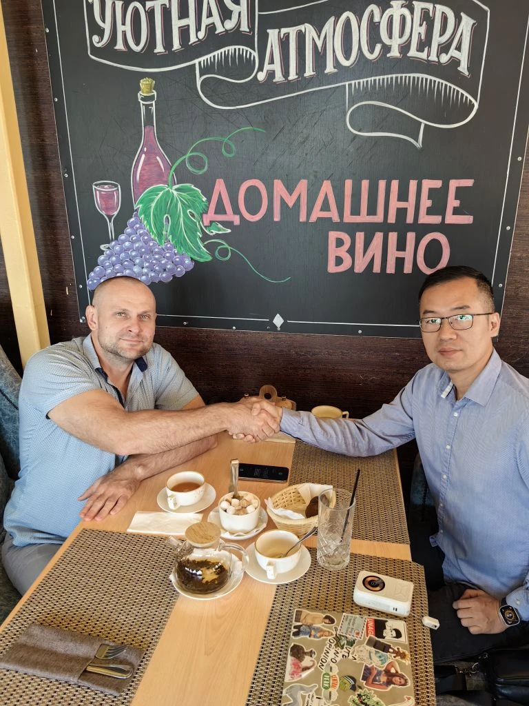 А МЫ НЕ СИДИМ НА МЕСТЕ, ИЩЕМ ВСЕ БОЛЕЕ ВЫГОДНЫХ ПАРТНЁРОВ В КИТАЕ 🇨🇳, ВЧЕРА ВСТРЕЧАЛИСЬ В МОСКВЕ С