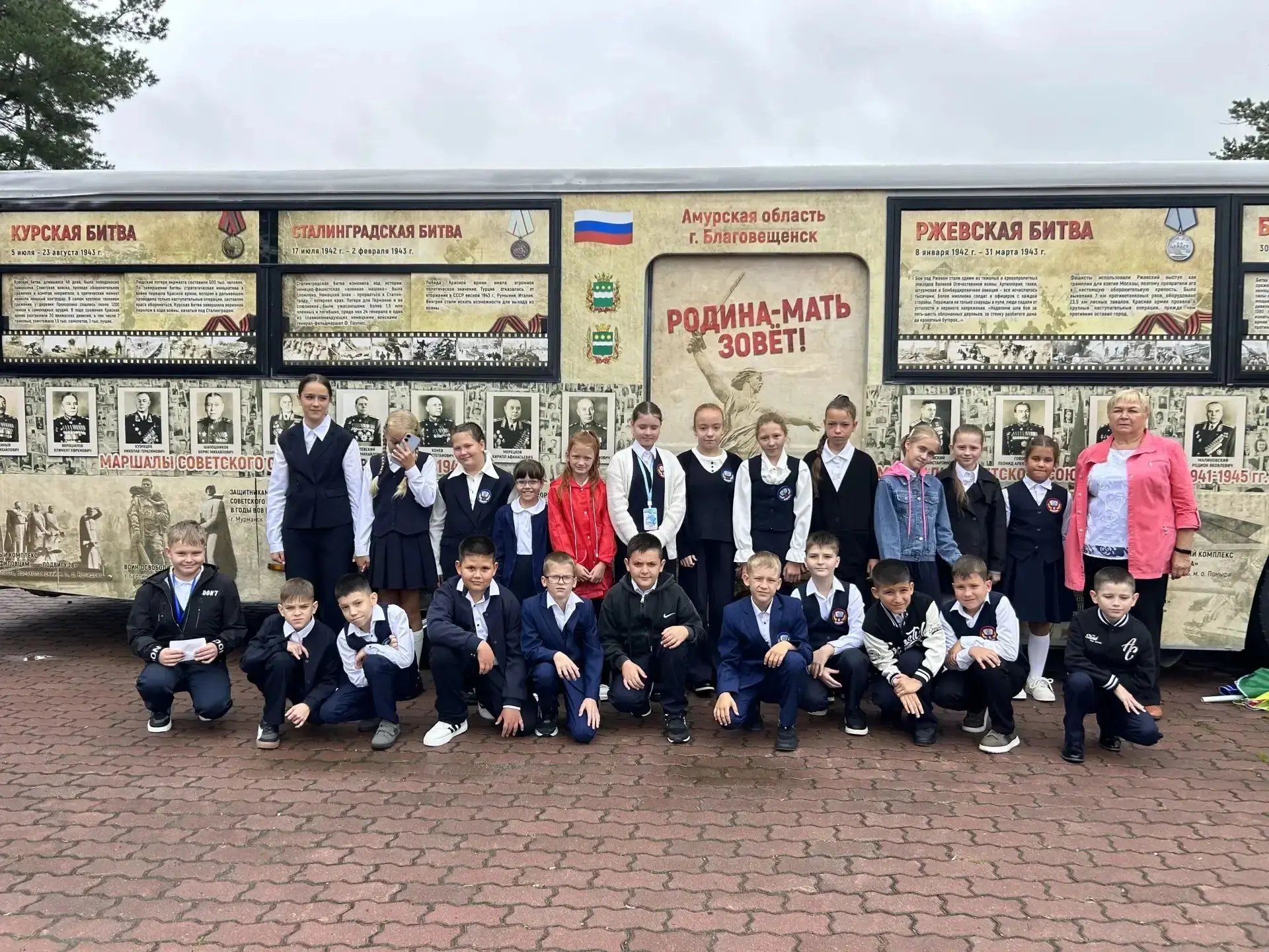 Школьники Лесозаводска прикоснулись к истории: «Автобус Победы» стал частью проекта «Да...