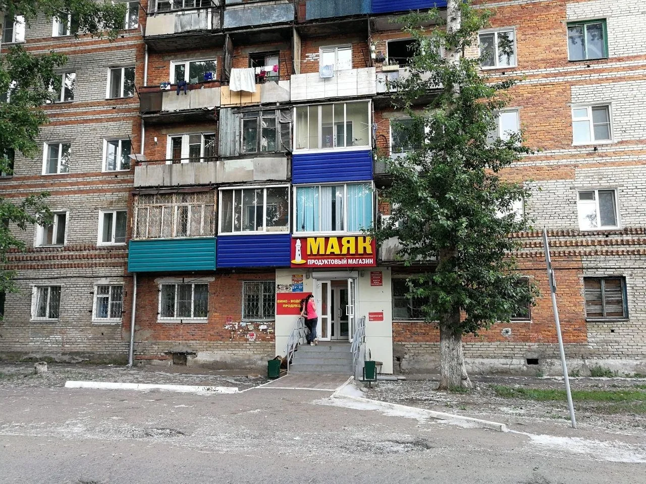 Баннеры на балконах. Насколько это законно? 

Вы это точно видели: баннеры на балконах. Но думали ли