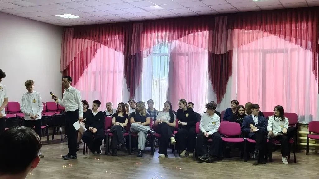 🎓В МОУ СОШ №4 прошла городская игра «Умницы и умники», посвящённая Году единства народов России  🧐В 