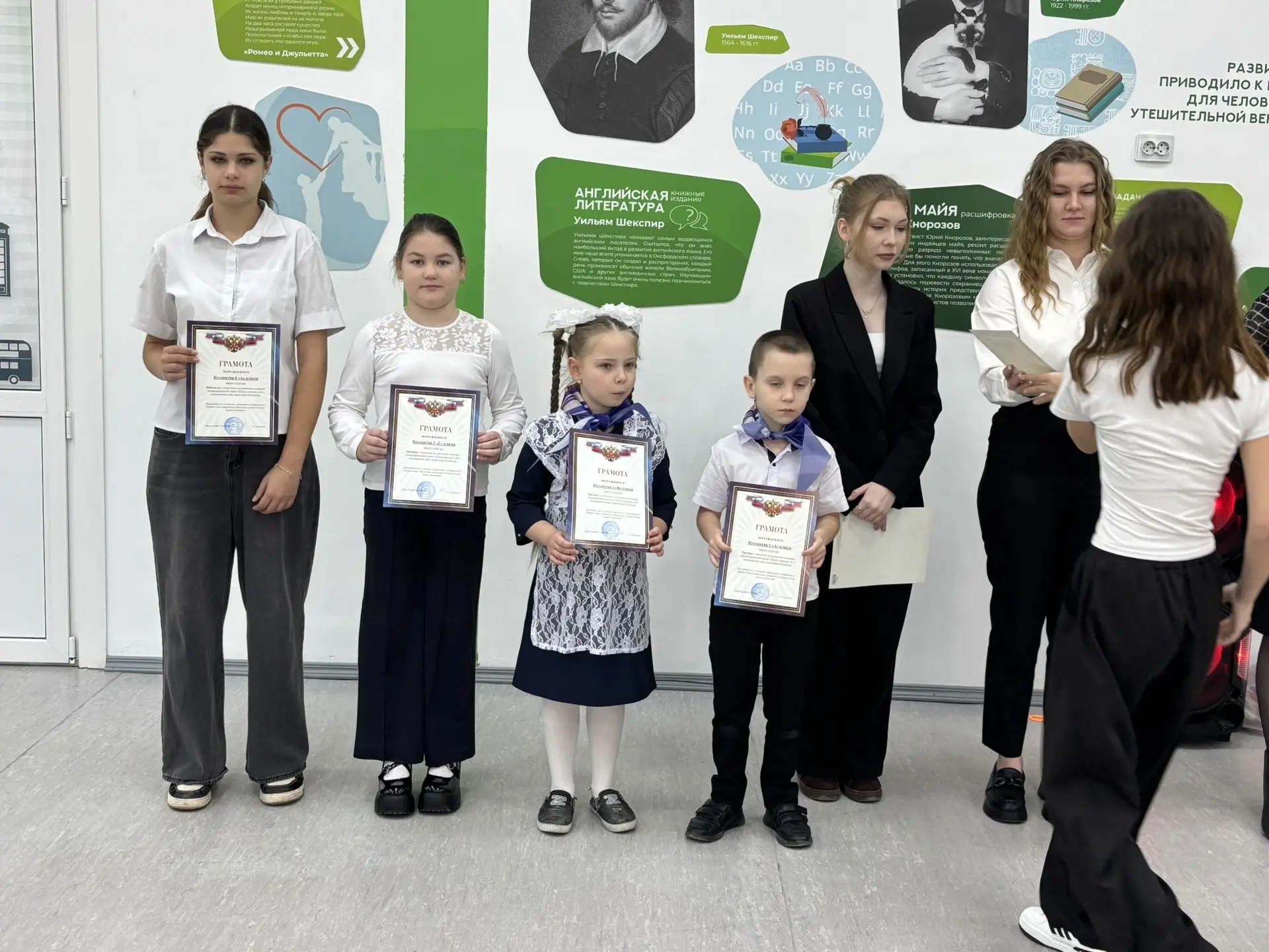 Неделя в МБОУ СОШ №3 началась с патриотизма и важных разговоров! 🇷🇺✨   Начало новой учебной недели в