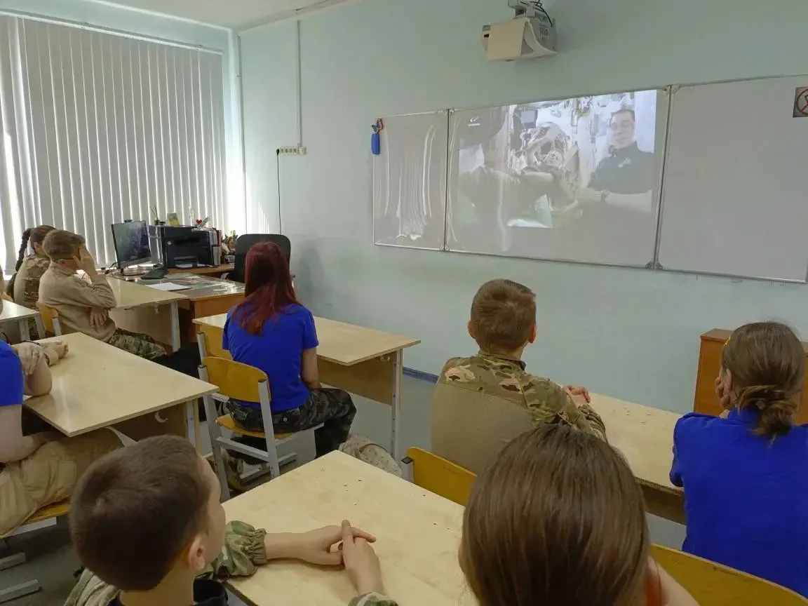 🏫 Утро после каникул в нашей школе начинается традиционно с разговоров о важном! Тема классного часа