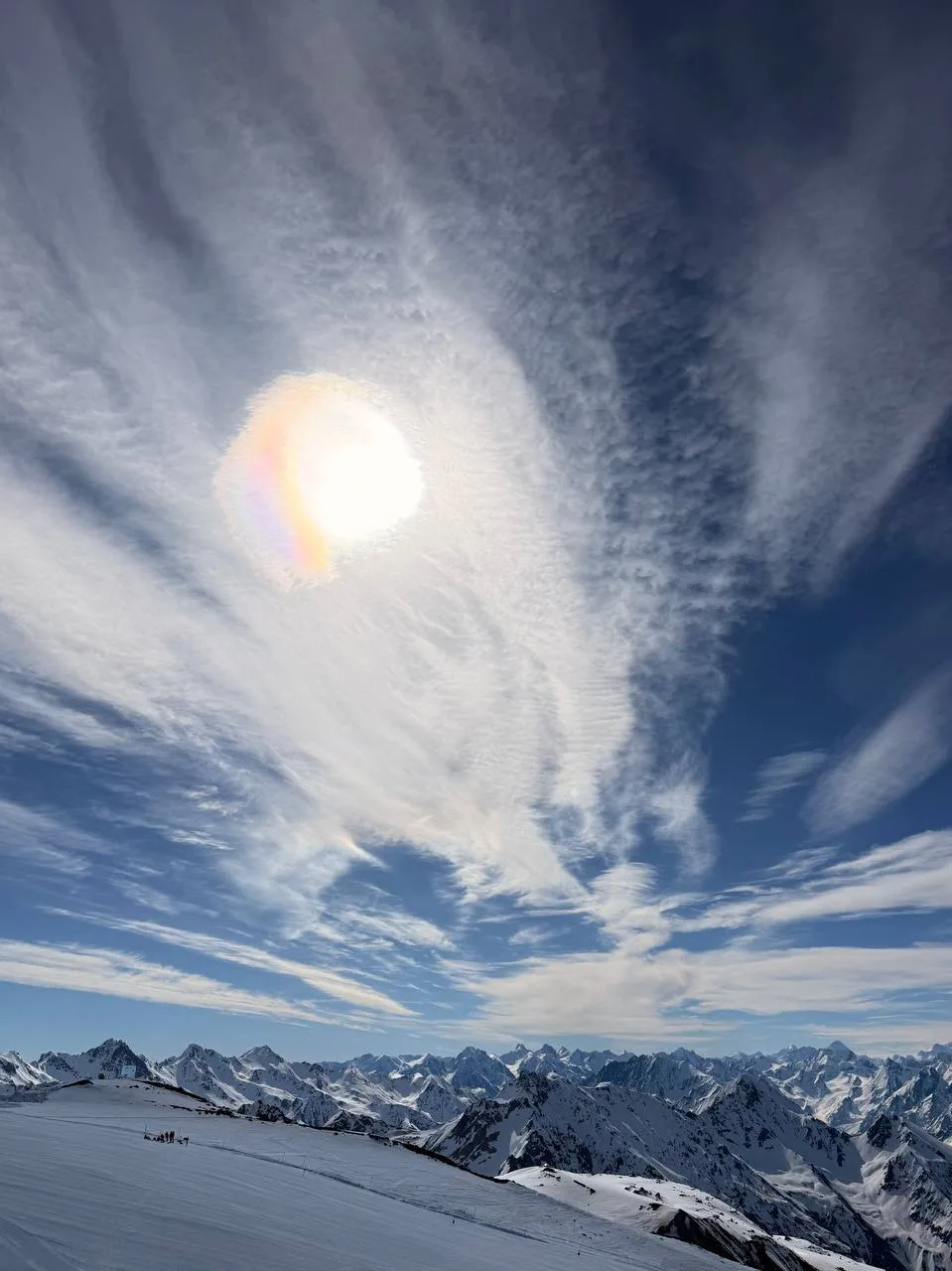 🏔️ Врываемся в рабочую неделю после длинных выходных вместе с красотой и величием Эльбруса

📸  Ист