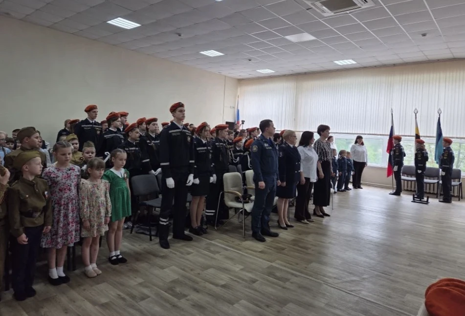 В школе № 49 состоялось торжественное посвящение в кадеты МЧС воспитанников детского сада №37   18 в