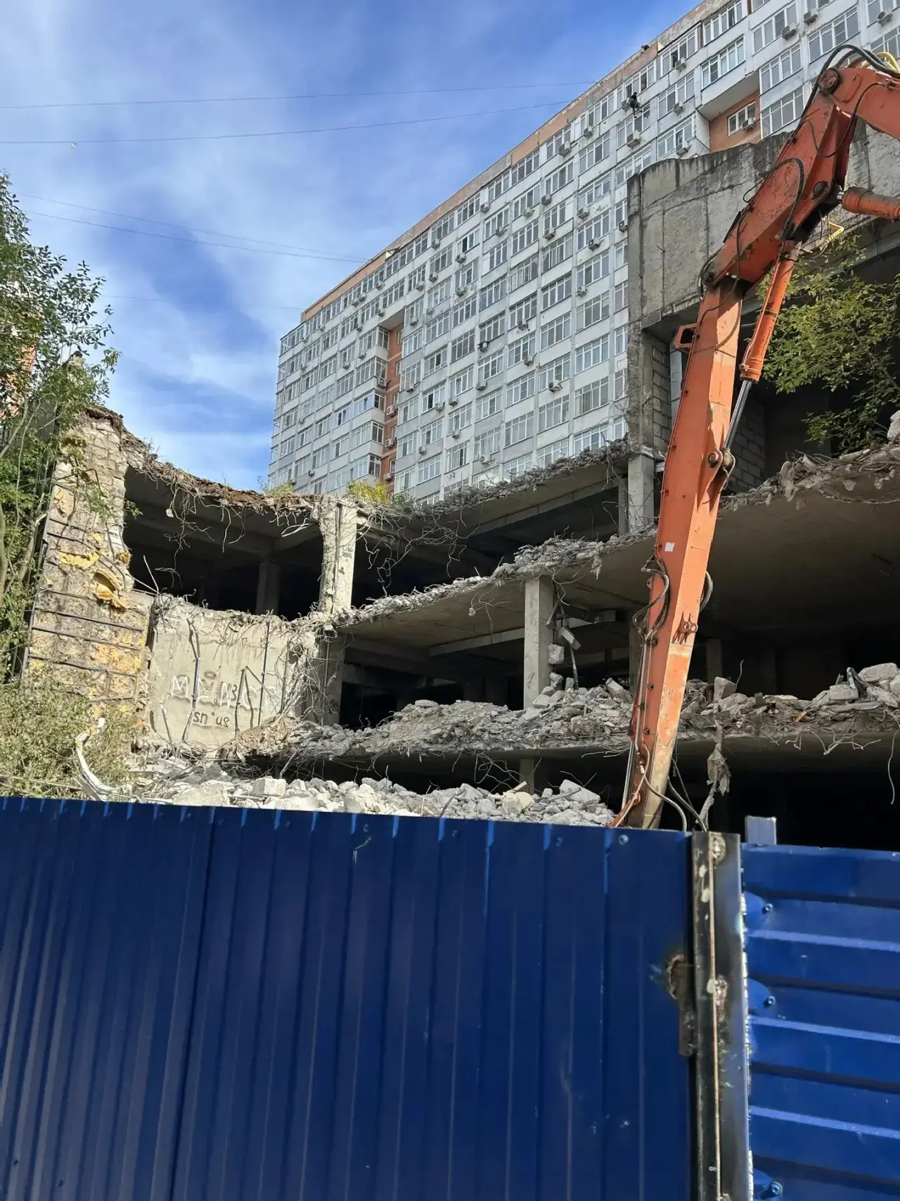 Продолжаем следить за долгожданным сносом ФОКа на Истринской улице в Кунцево.