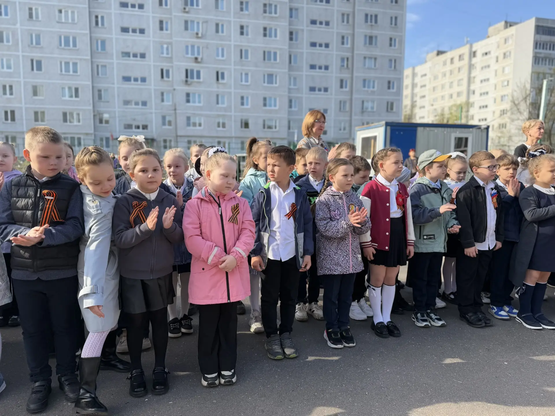 🇷🇺ТОРЖЕСТВЕННАЯ ЛИНЕЙКА🇷🇺  Учебная неделя традиционно начинается с выноса государственных флагов и и