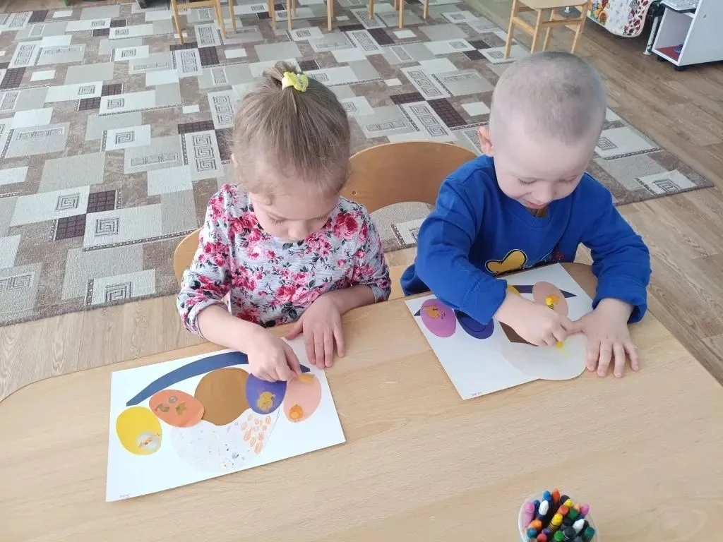 На столе кулич стоит,