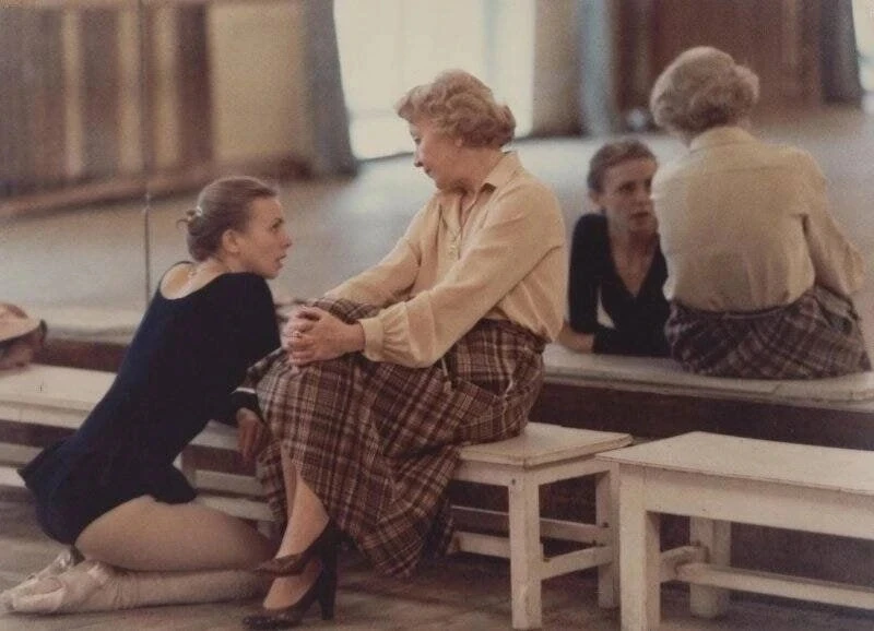 Совет наставника, великая балерина Галина Уланова и её ученица Людмила Семеняка, 1980 год.