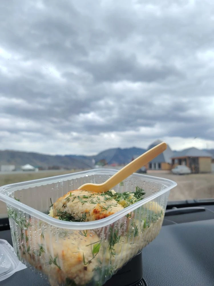 Туры турами, а полезный обед по расписанию 😜 с видом на горы🤤