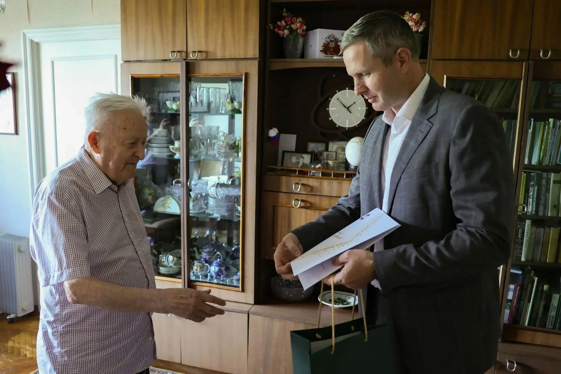 🎂 В Мытищах поздравили Алексея Николаевича Камышного со 102‑м днём рождения!