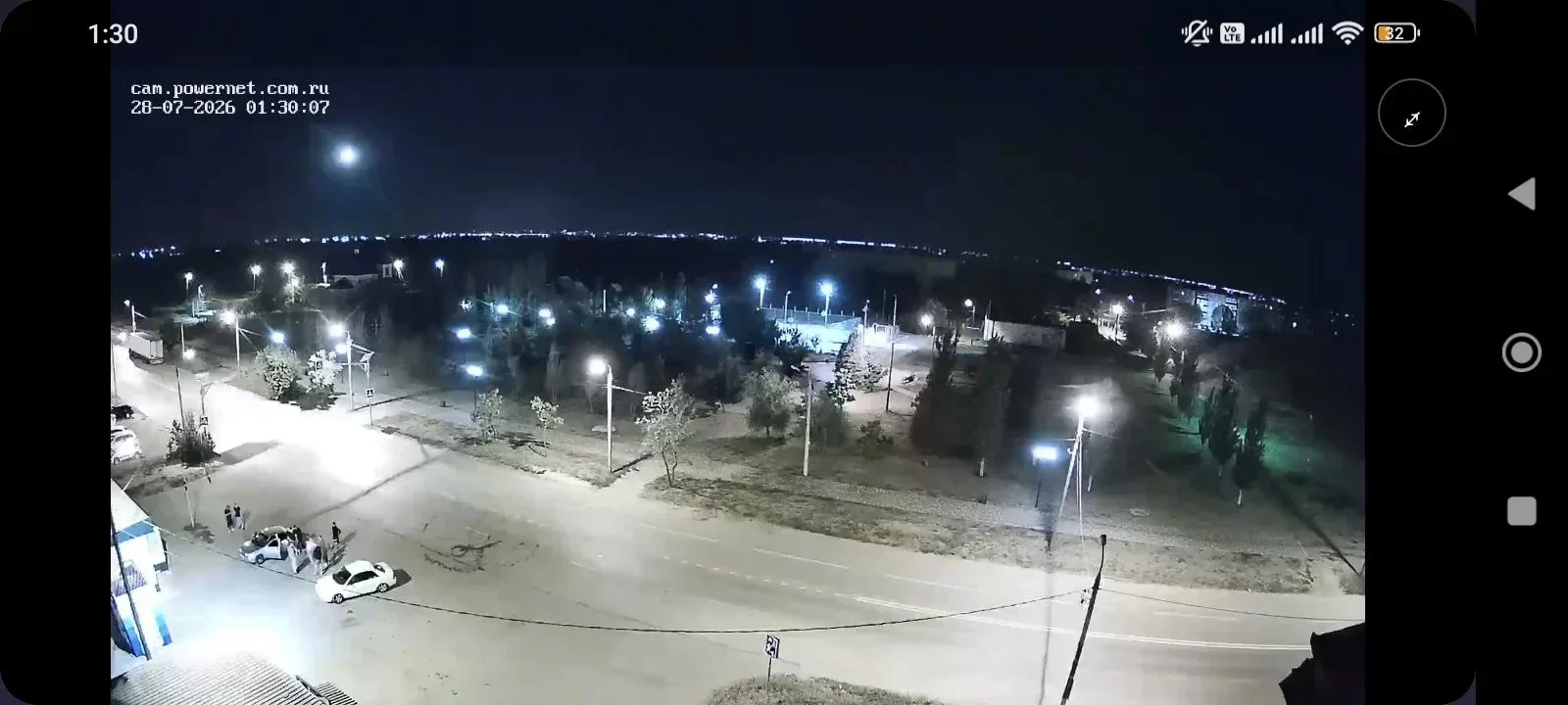Вот эти молодые люди по ночам устраивают нам шоковую терапию,  подъезжают   на пятачок между домов и