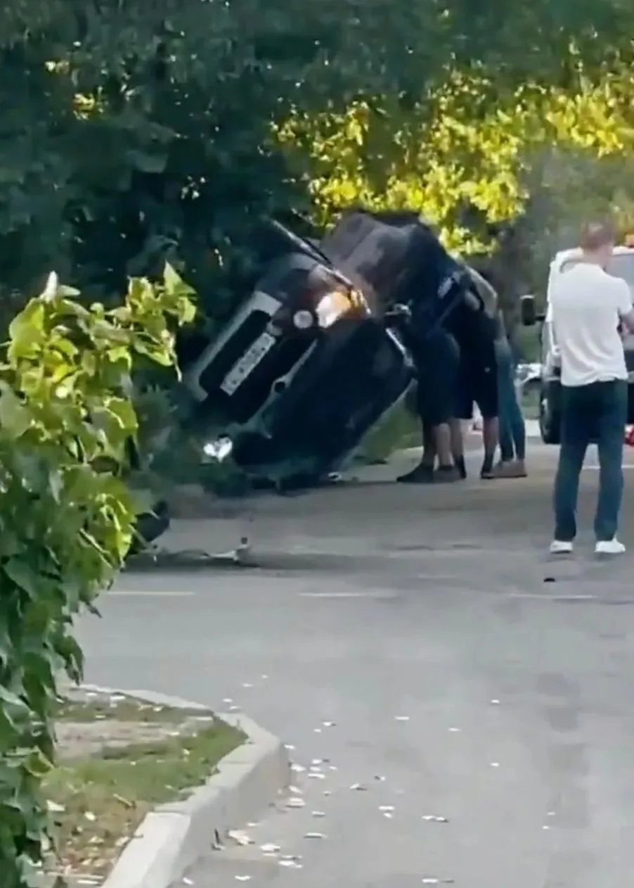 🚨 В Ростове машина перевернулась после ДТП на опасном перекрёстке