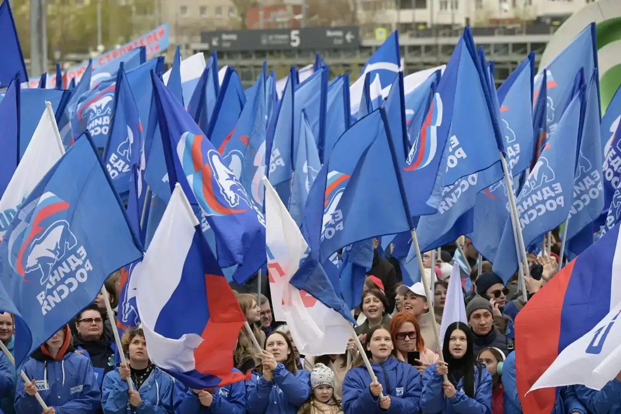Встретили Первомай на традиционном митинге в Екатеринбурге вместе со всей Россией и тыс...