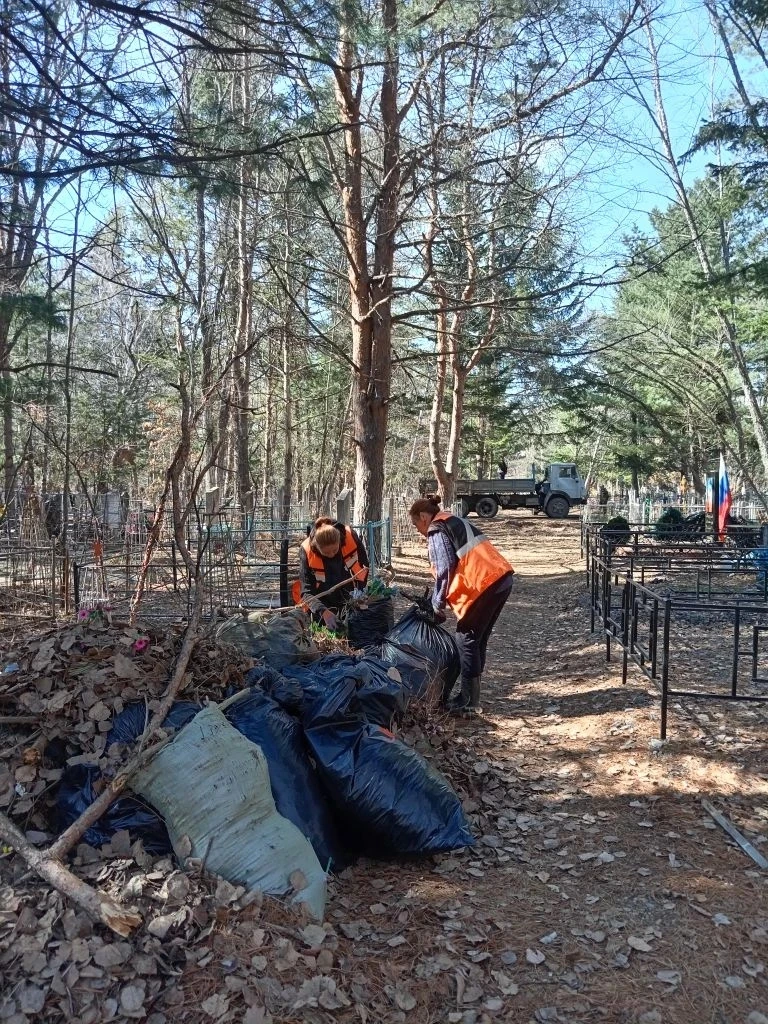 На городских кладбищах продолжается уборка мусора  С начала рабочей недели сотрудники МБУ «ЖКХ и бла