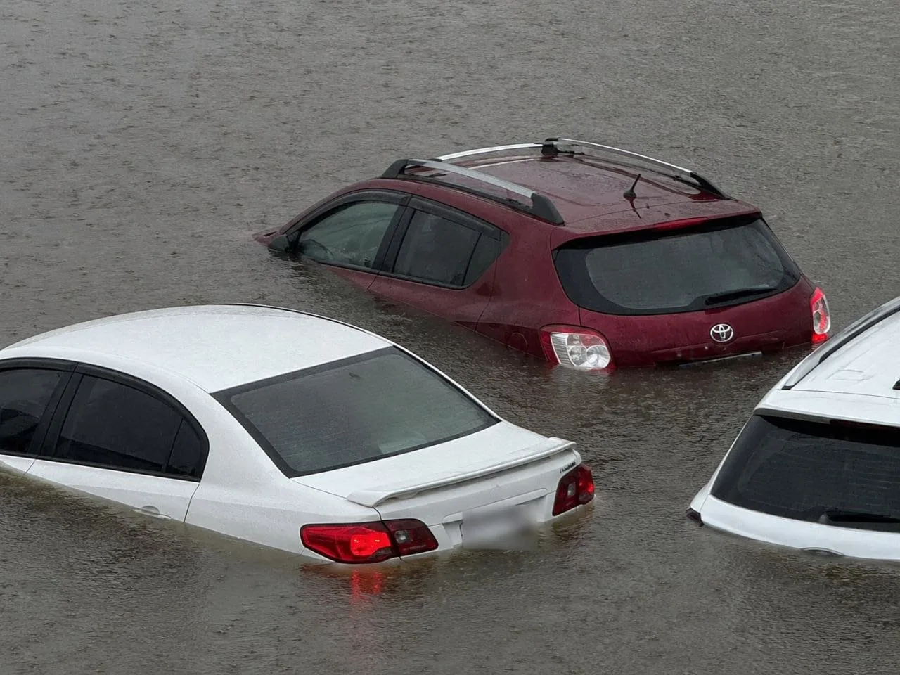 ☔️ После ливня подтопило машину?

Главное правило – НЕ заводить двигатель. Вода, попавшая в цилиндры