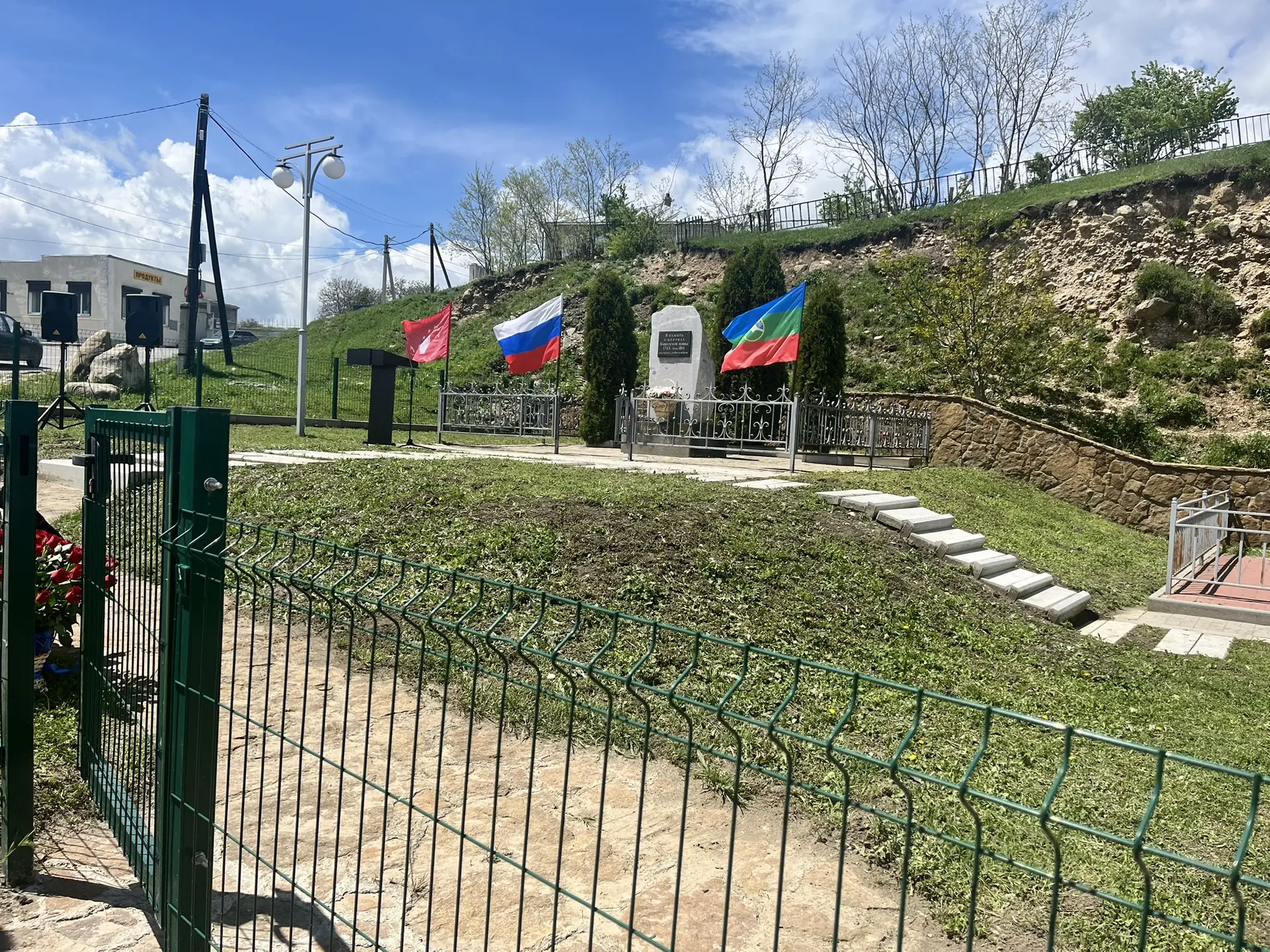 🌳 Мы помним. Мы вместе.
21 мая, наша школьная семья почтила память жертв Кавказской войны. Ученики 