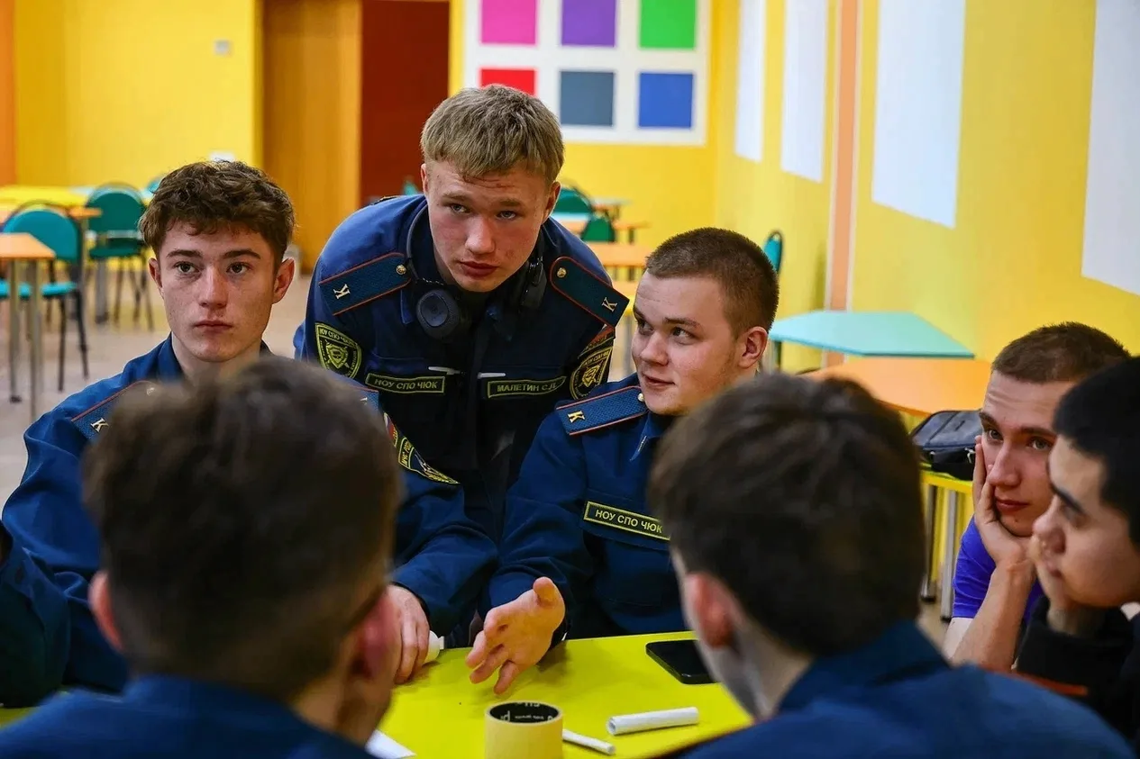 Абитуриент?
 Стоп. Выдыхай!
Школа, экзамены, нервы... Знакомо?
Расслабься. Твои баллы — это просто ц