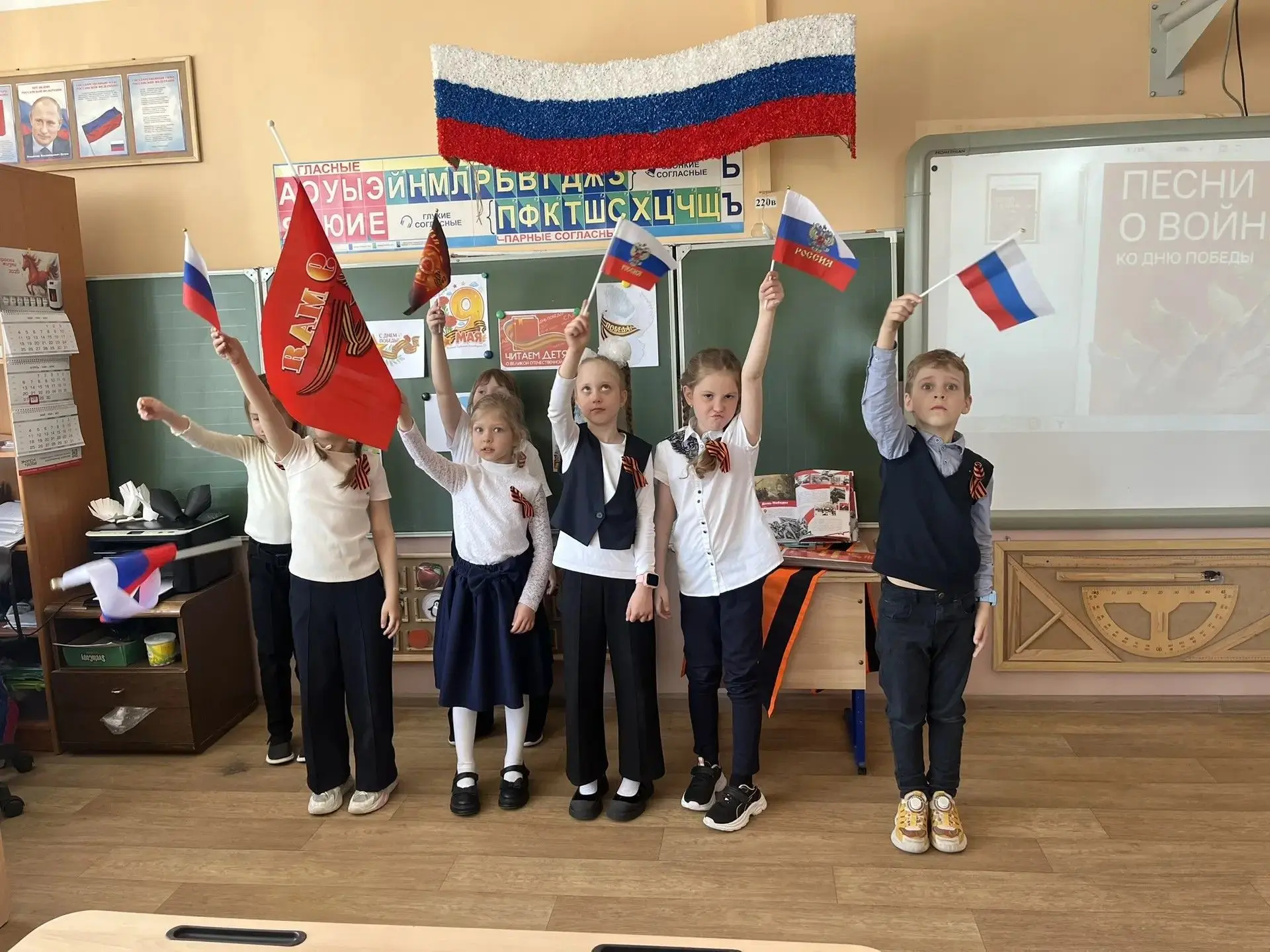 В преддверии великого праздника Дня Победы в 1 «Б» классе прошел трогательный и познавательный урок 