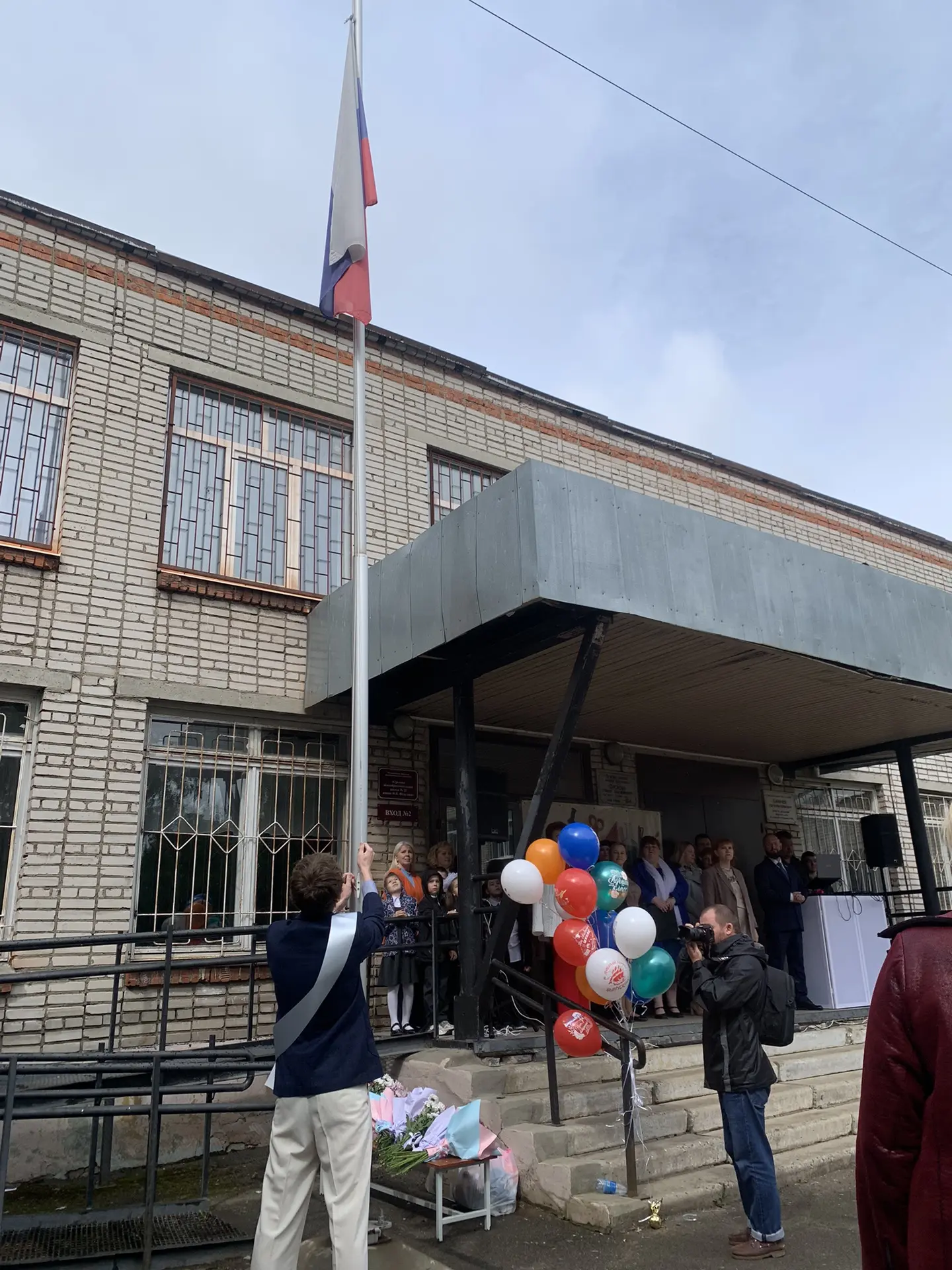 #Школа22 #ТакойДень  🎉 Сегодня прошла торжественная линейка — выпускаем 11-й класс!  ✍️Гости щедро д