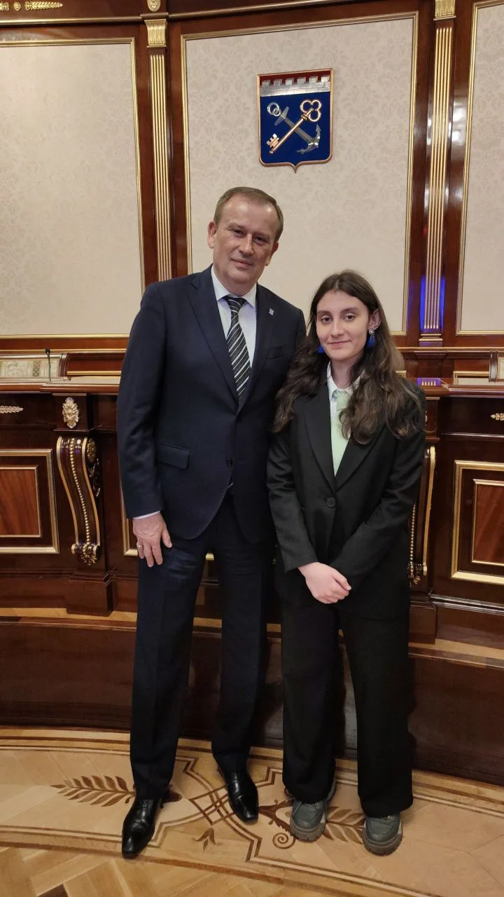 Ученица 11 класса Муринской СОШ №3 Полина Паксютова приняла участие во встрече с губернатором Ленинг