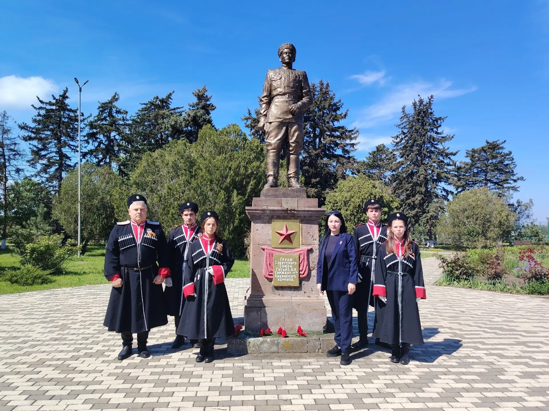 Память поколений: возложение цветов к мемориалам станицы 🕊️
