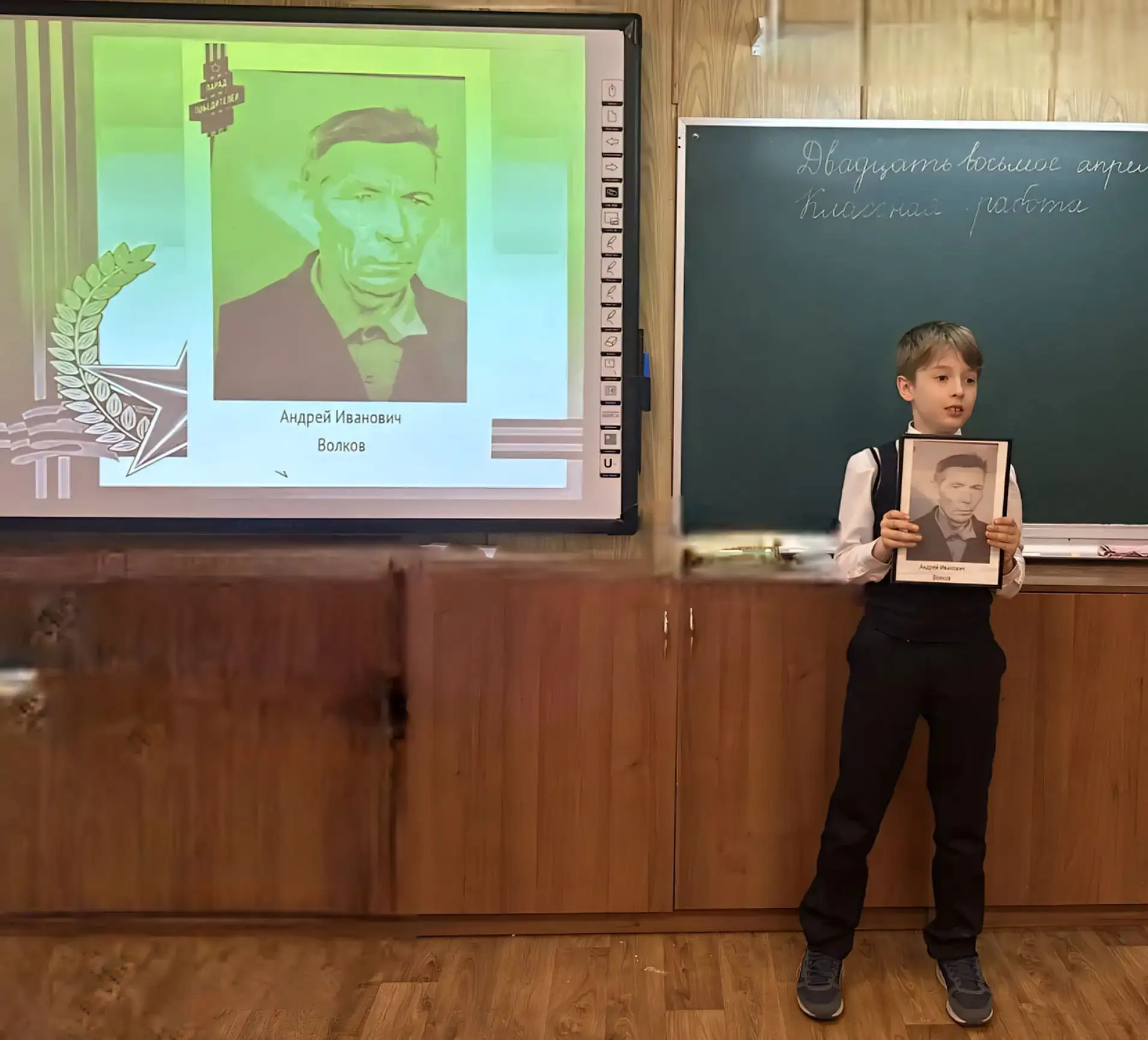 🎗️ В нашей школе стартовали сразу две важные патриотические акции, и первыми эстафету приняли учащие