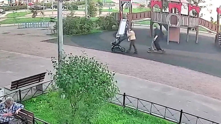 Зумер на самокате нападает на беременных женщин в Новой Охте