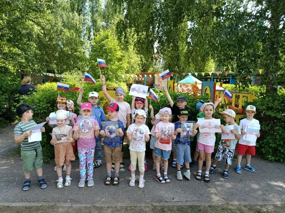 Маленькие патриоты поздравляют с Днем России!